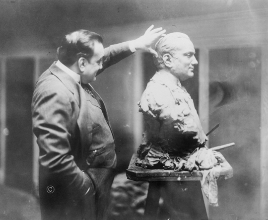 Caruso examining a bust sculpture of himself in 1914 (Source: Library of Congress